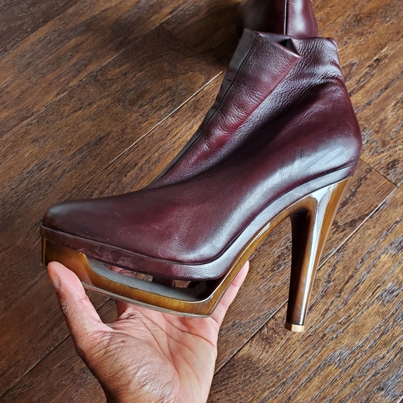 Beautiful Ferragamo Booties - Picture 5 of 15